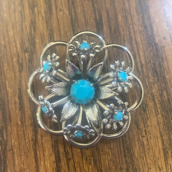 Turquoise flower brooch - Picture 1 of 2
